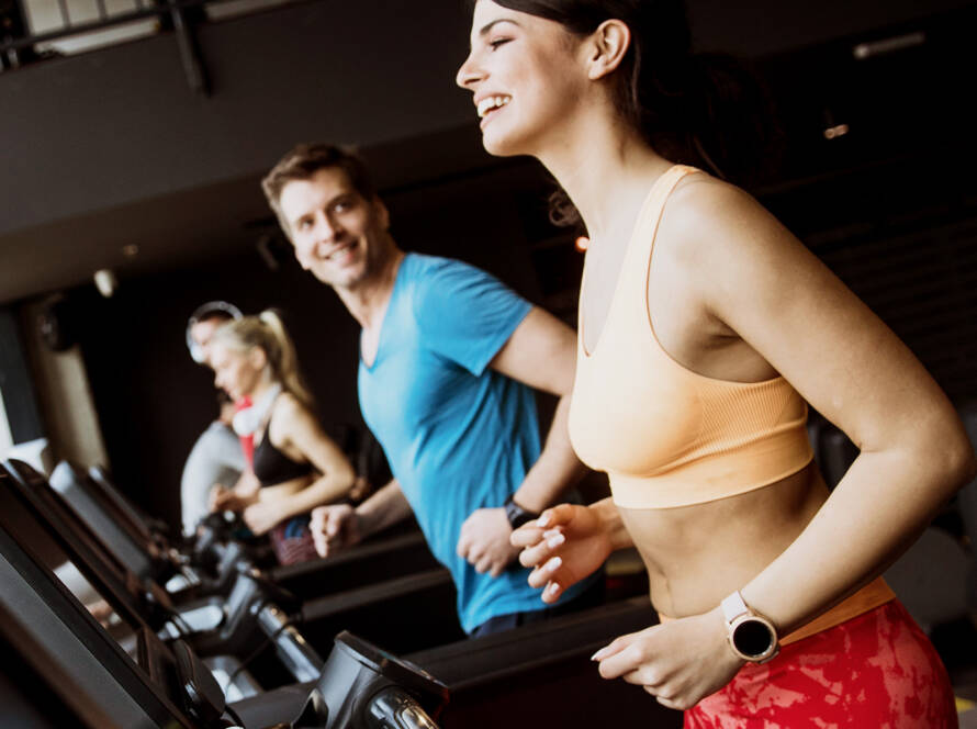 Moderner Fitnessraum mit Geräten und Kursangeboten im Hotel Bloemfontein